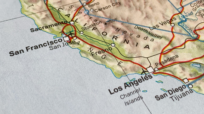 Карта Калифорнии с изображением Сан-Франциско и Лос-Анджелеса.