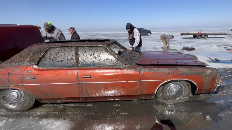 Корродированный Ford Galaxie 500 1973 года выпуска после того, как его вытащили из озера