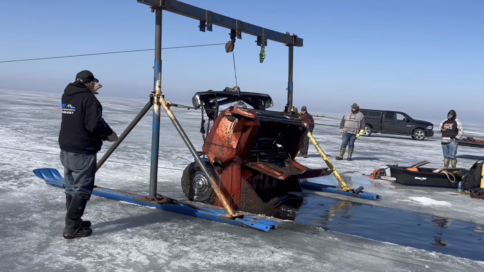 Этот Ford, застрявший во льду более 40 лет назад, наконец вернулся на сушу