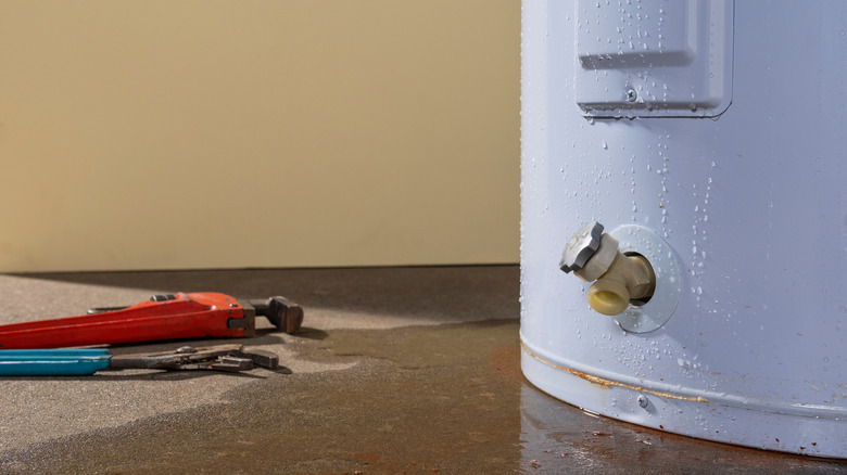 Содержимое водонагревателя разливается по полу