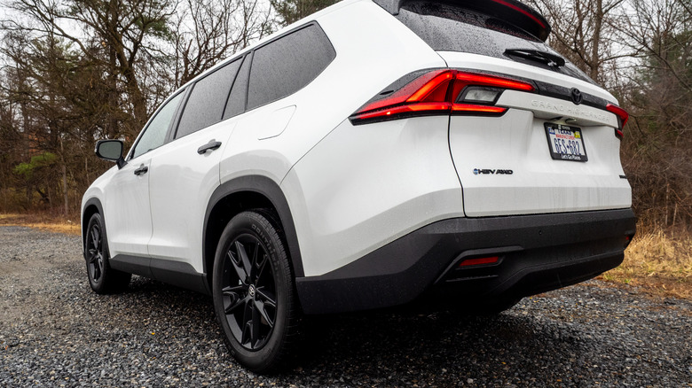 Toyota Grand Highlander Hybrid Nightshade 2026 года, вид слева сзади в три четверти