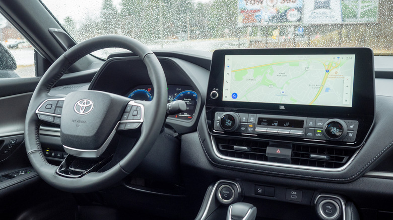 Приборная панель и рулевое колесо Toyota Grand Highlander Hybrid Nightshade 2026 года