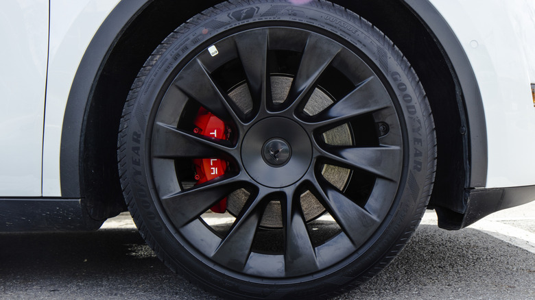 Белая Tesla с красными тормозными суппортами, обутая в шины Goodyear.