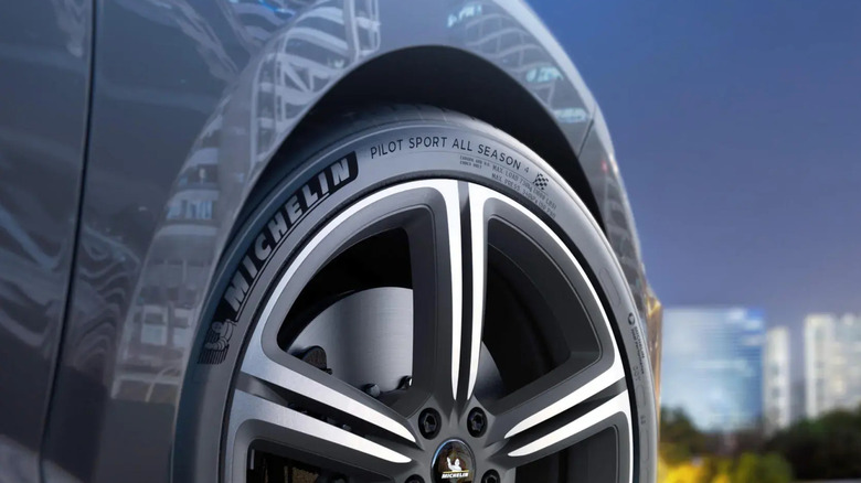 Крупный план шины Michelin Pilot Sport All Season 4.