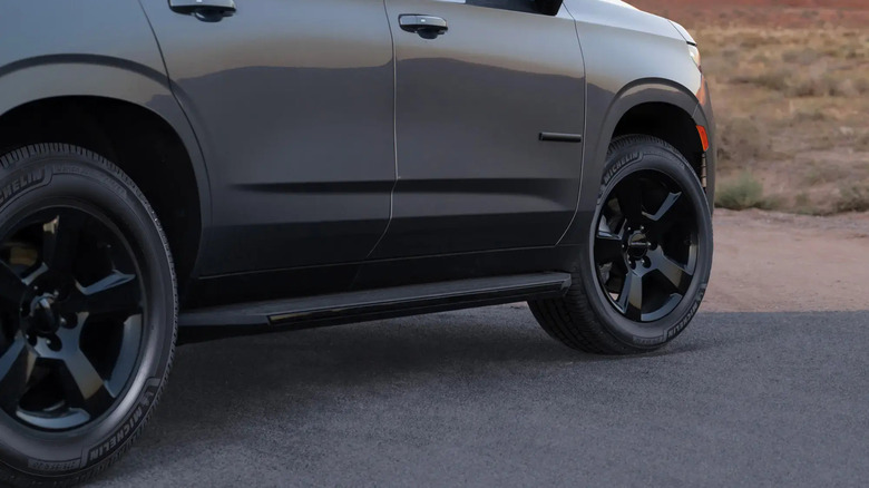 Внедорожник с шинами Michelin Defender LTX M/S 2 в пустыне