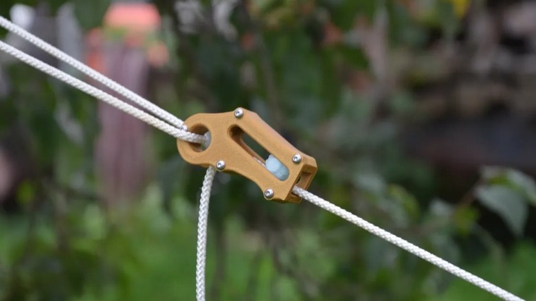 Автоматический натяжитель паракорда, удерживающий белый паракорд