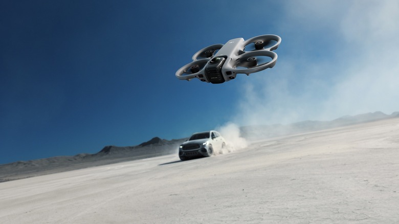 Дрон DJI снимает дрейфующую машину