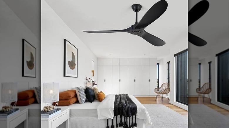 Черный потолочный вентилятор в спальне
