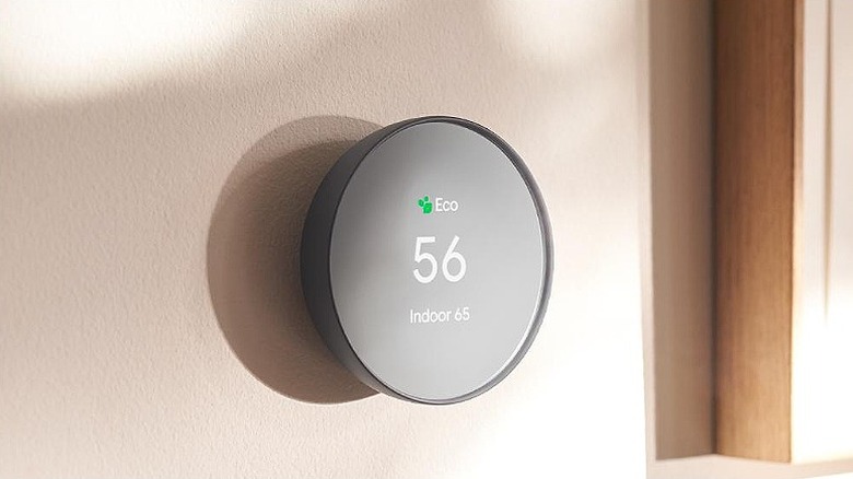 Термостат Google Nest, установленный на стене