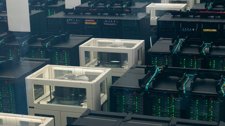 Суперкомпьютерная инфраструктура внутри современного центра обработки данных с серверными стойками и кабелями