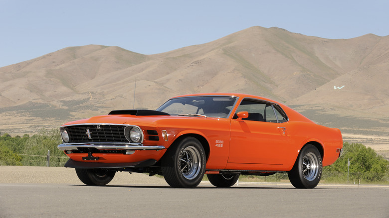 Ford Mustang BOSS 429 фастбэк 1970 года, вид спереди в 3/4, оранжевый кузов
