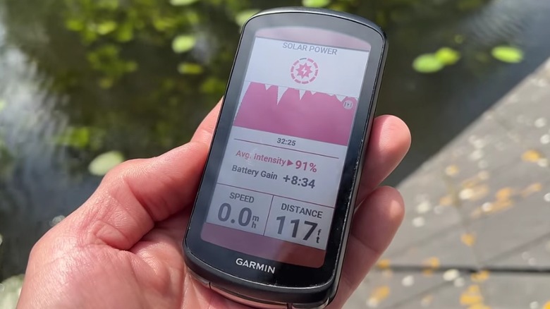 Garmin Edge 1040 Solar держится в одной руке.