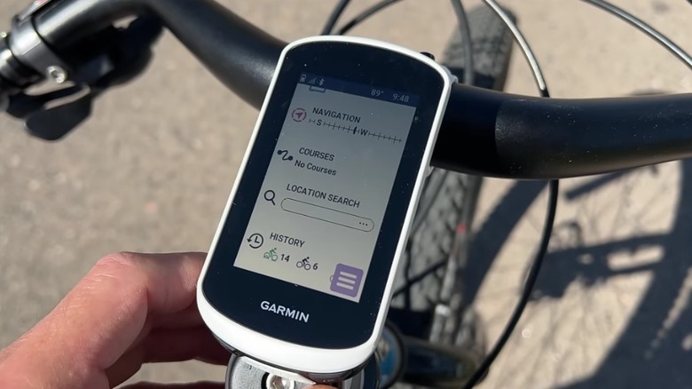 Garmin Edge Explore 2, установленный на велосипеде.