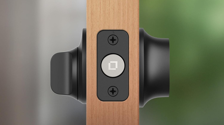 Вид сбоку на дверь с установленным Level Lock Pro.