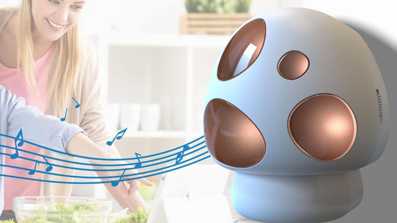 Гигантская сигнализация в форме гриба, подключенная к розетке.