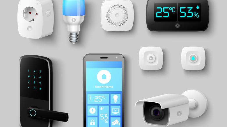 Множество умных гаджетов окружают телефон на столе.