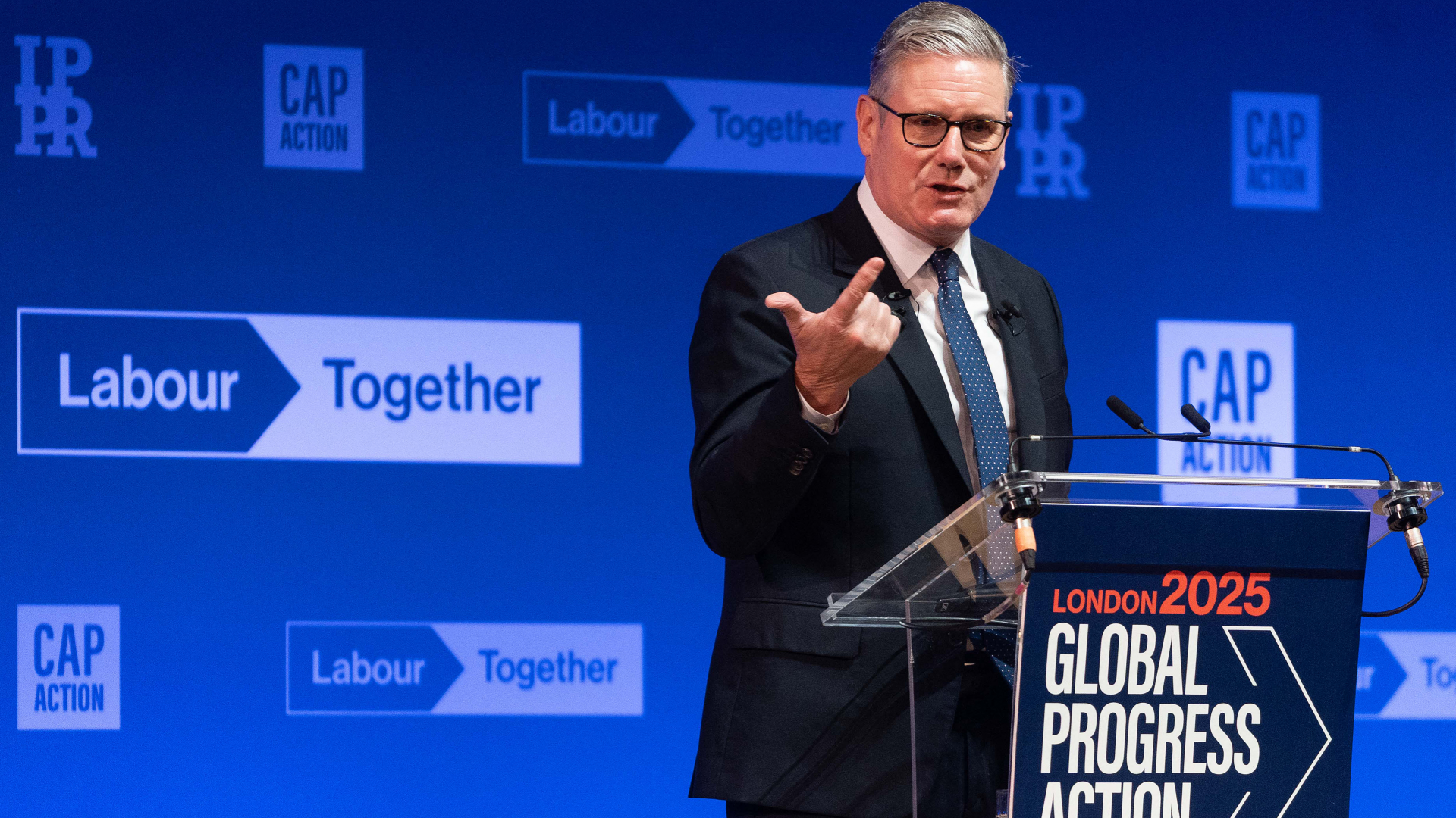 Трудимся вместе: как теневой аналитический центр МакСвини начал «войну» против журналистов