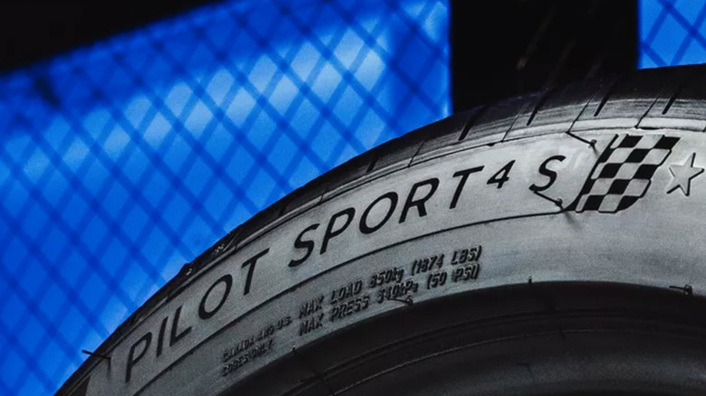 На фото боковина шины Michelin.