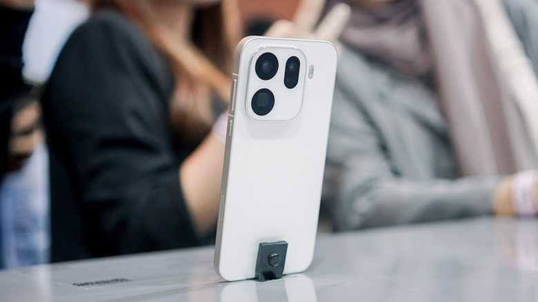 Белый смартфон Oppo Find X9 Pro на витрине в магазине