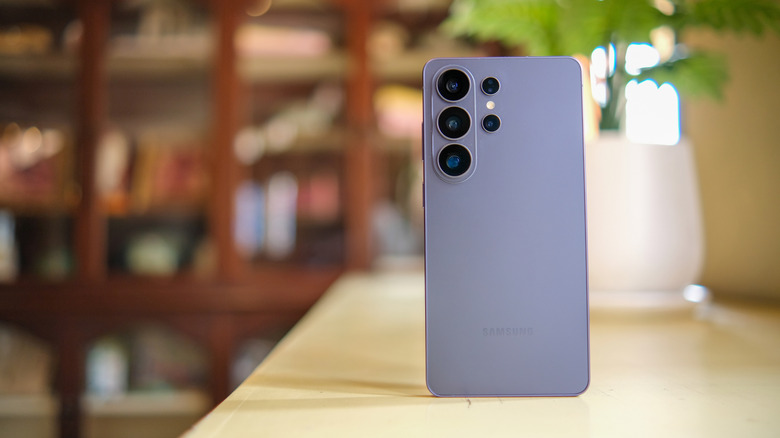 Серый Samsung Galaxy S26 Ultra на столе.