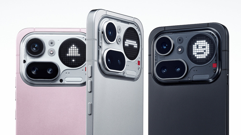 Три телефона Nothing Phone 4(a) Pro в розовом, серебристом и черном цветах на белом фоне