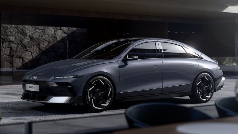 Вид спереди в 3/4 на стандартный фейслифтинговый Hyundai Ioniq 6 серого цвета.