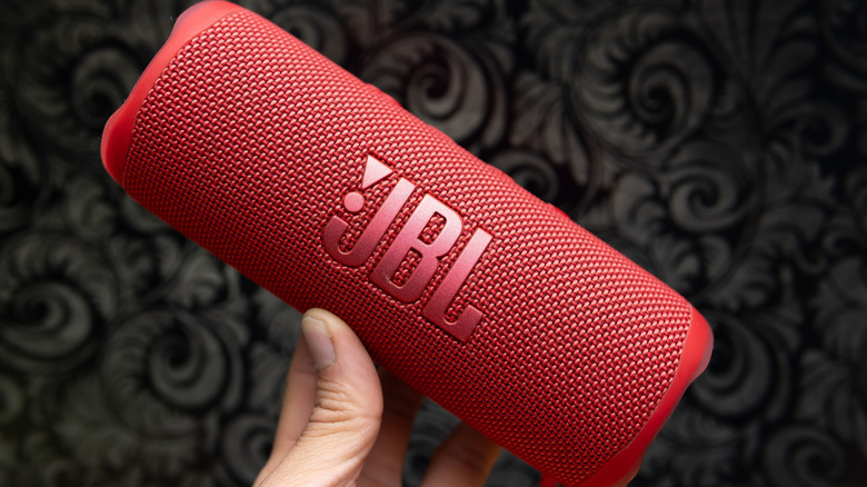 Bluetooth-динамик JBL красного цвета.