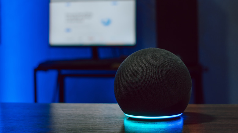 Amazon Echo Dot, помещенный на деревянную поверхность