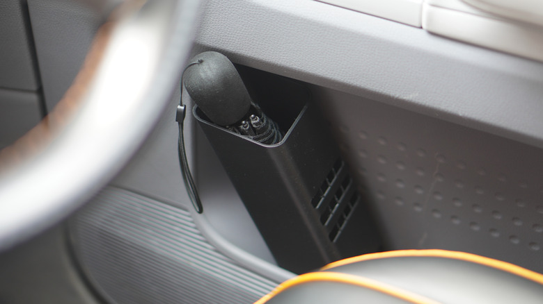 Держатель для зонта, напечатанный на 3D-принтере, в кармане передней двери автомобиля.