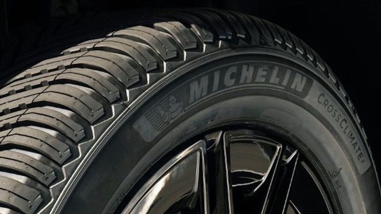 Промо-изображение протектора и боковины Michelin CrossClimate3.