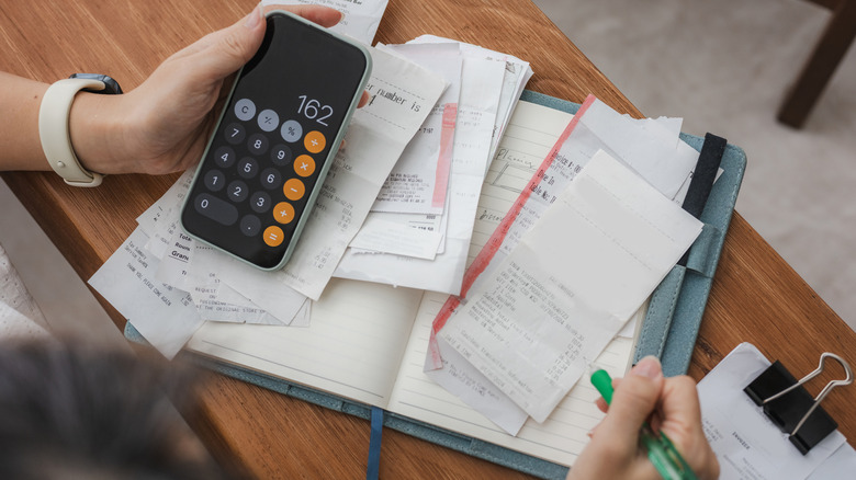 Человек, занимающийся бюджетными расчетами