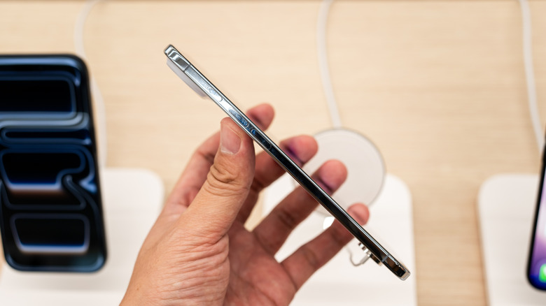 вид сбоку: какой маленький iPhone 17