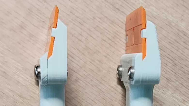 Скребок со съемными лезвиями на столе.