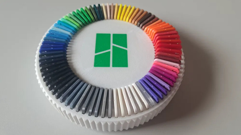 Карусель с держателем для часов на столе