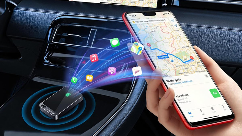 Человек, использующий Apple CarPlay на своем телефоне в автомобиле