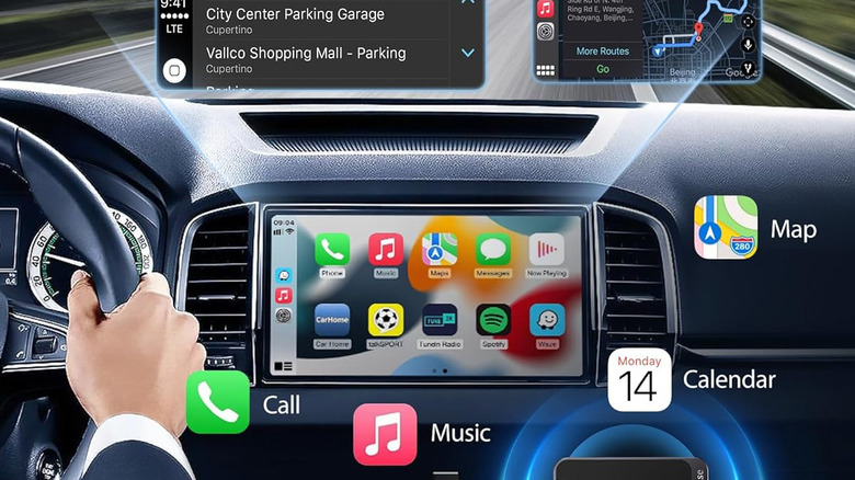 Экран с поддержкой Apple CarPlay внутри автомобиля