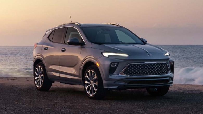 Вид спереди на 3/4 Buick Encore GX на пляже у моря