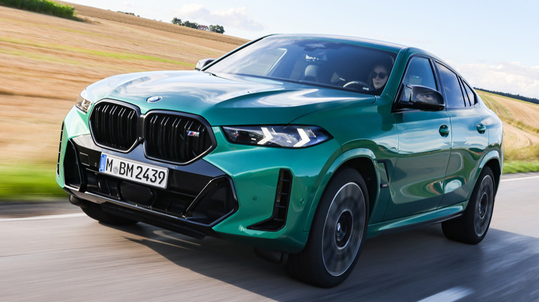 Вид BMW X6 спереди в 3/4