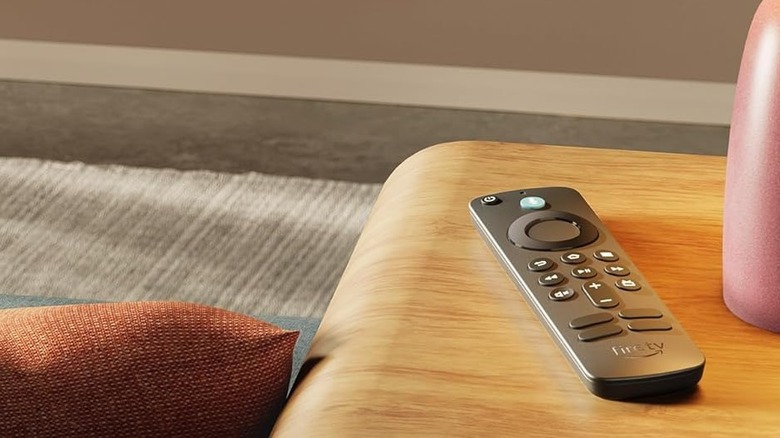 Пульт дистанционного управления Amazon Fire TV Stick HD на столе