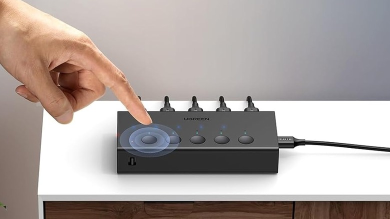 Человек, использующий переключатель HDMI