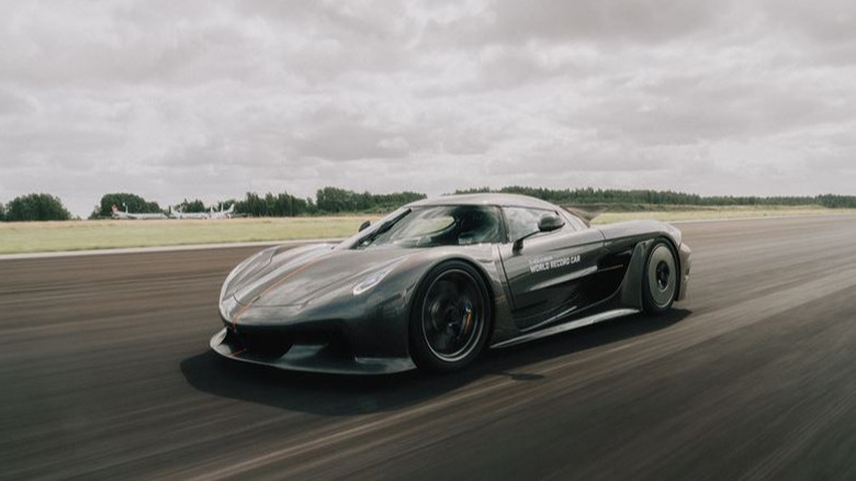Koenigsegg Jesko Absolut на скорости на закрытой трассе