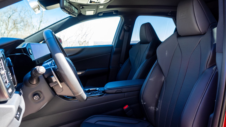 Передние сиденья Lexus NX 350h F Sport Handling AWD 2026 года, приборная панель и рулевое колесо