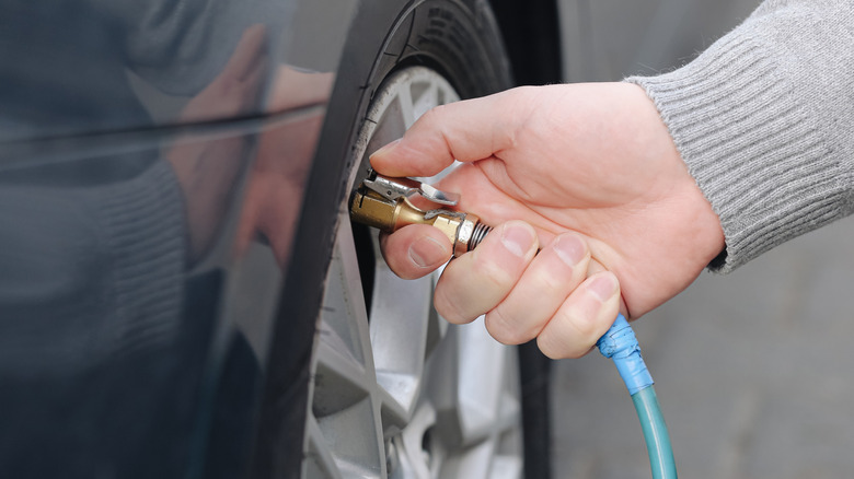 Накачивание автомобильных шин воздушным компрессором.