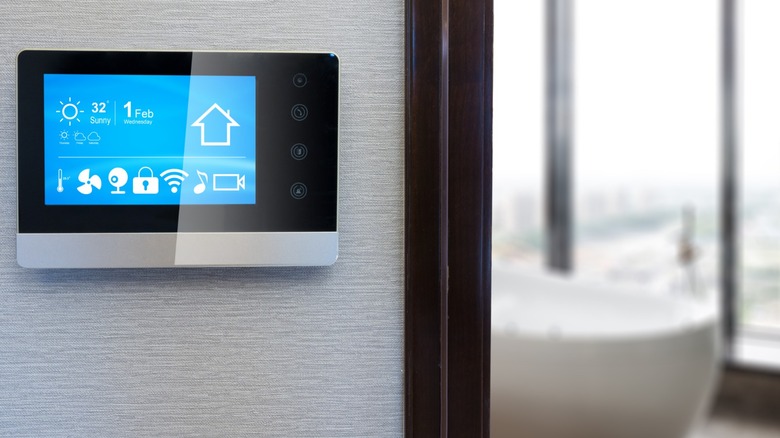 умный переключатель и концентратор, установленный в ванной комнате