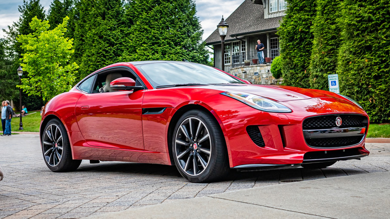 Вид сбоку на красный Jaguar F-Type 2014 года выпуска.