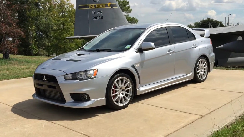 Вид сбоку на Mitsubishi Lancer Evolution X 2008 года выпуска.