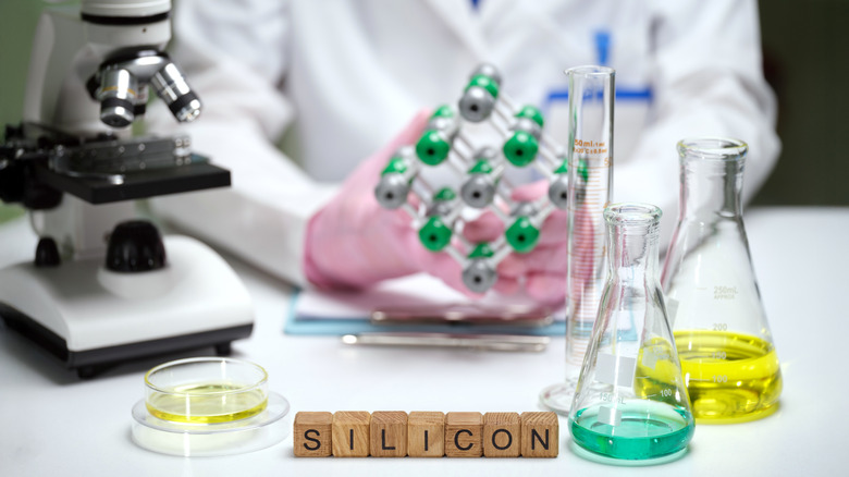 Ученый за лабораторным столом.