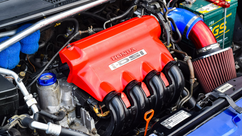 Автомобиль с открытым капотом, за которым виден двигатель Honda i-DSI.