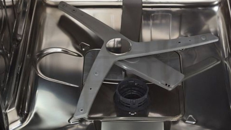 Крупный план внутреннего вращающегося лезвия посудомоечной машины Viking.