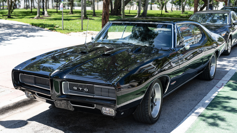 Pontiac GTO 1968 года, припаркованный вдоль обочины, вид спереди слева в 3/4